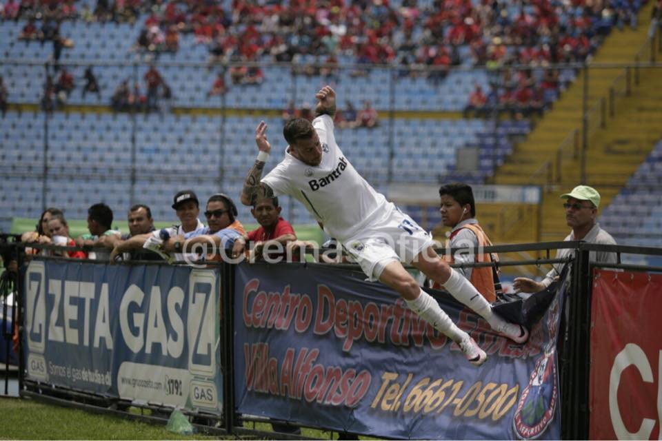 La celebración de Emiliano en el primer gol blanco, causó repudio en los aficionados. (Foto Prensa Libre: Facebook Comunicaciones FC)
