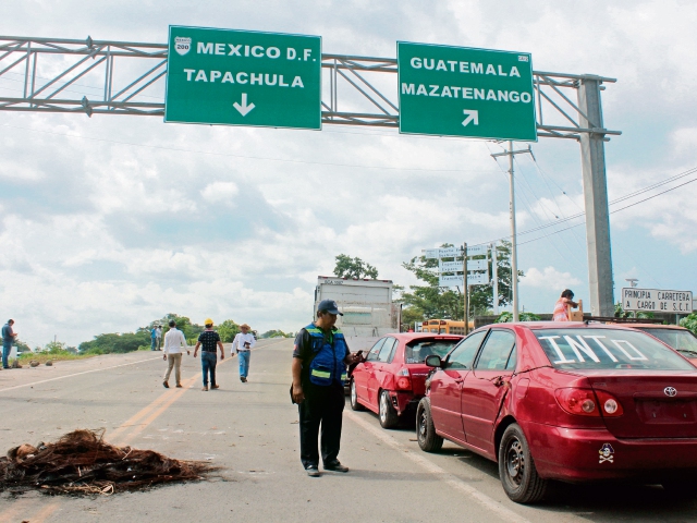 Largas filas de autos y transporte pesado se registraron en la frontera.