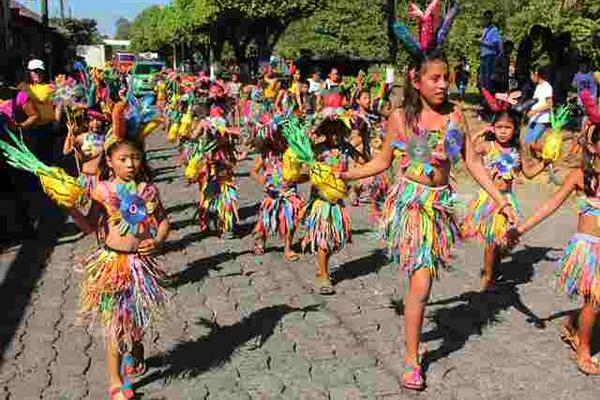 Estudiantes participan en el desfile de comparsas efectuado en Río Bravo con motivo de la feria patronal. (Foto Prensa Libre: Danilo López) <br _mce_bogus="1"/>