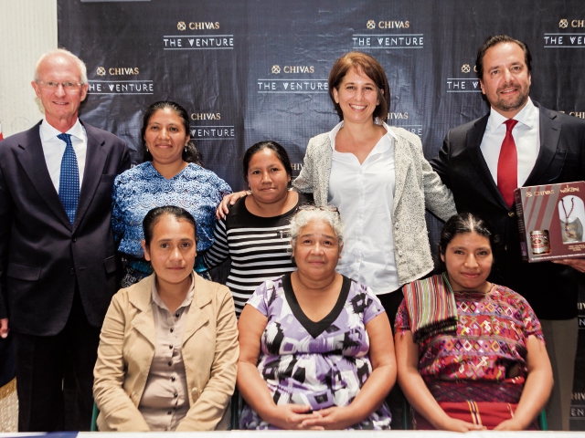Thomas Carter, embajador del Reino Unido en Guatemala; María Pacheco, emprededora, y Nicolás Dorión, de Marcas Mundiales, junto a las tejedoras de Wakami.
