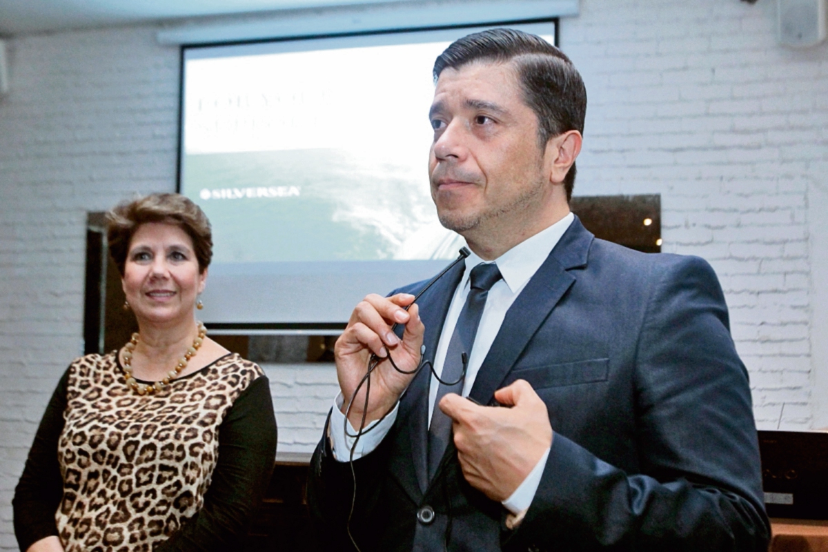 Mauricio Chacón, gerente de Ventas para la región de Silversea, explicó los servicios de la empresa, y lo acompaña María Eugenia Sáenz, de Amtours. (Foto Prensa Libre: Álvaro Interiano)