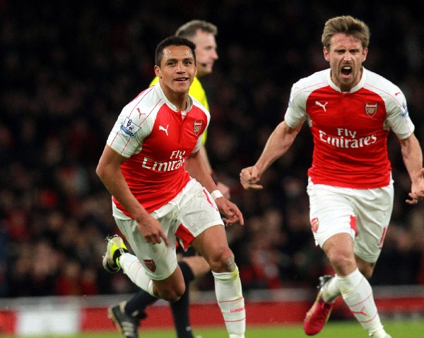 El chileno Alexis Sánchez celebra uno de los dos goles anotados. (Foto Prensa Libre: EFE)