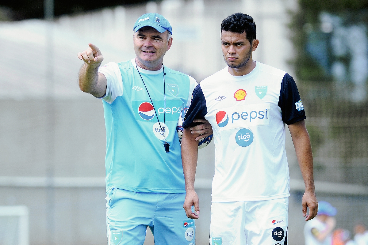 Iván Sopegno lleva del brazo a Édgar Chinchilla en el entreno de Selección Nacional de este miércoles.  (Foto Prensa Libre: Francisco Sánchez)