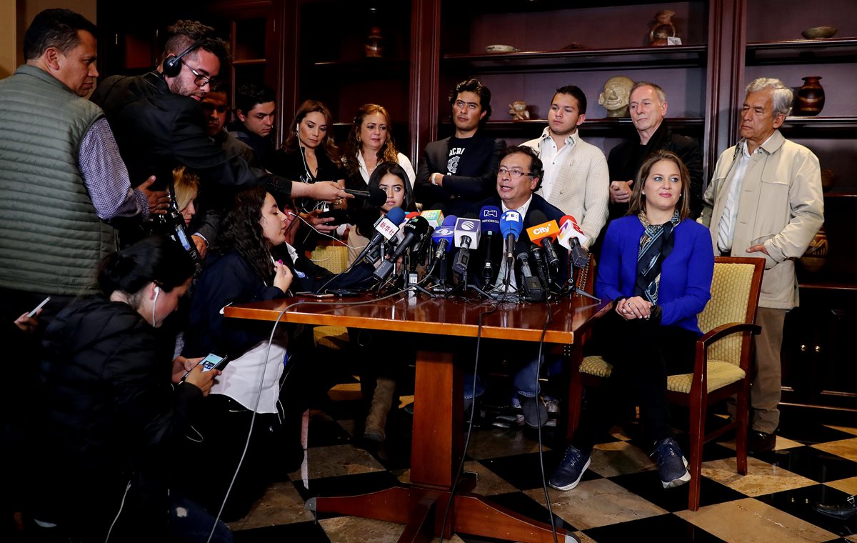 El aspirante a la Presidencia de Colombia Gustavo Petro (c), acompañado por su familia, habla durante una rueda de prensa. (EFE).