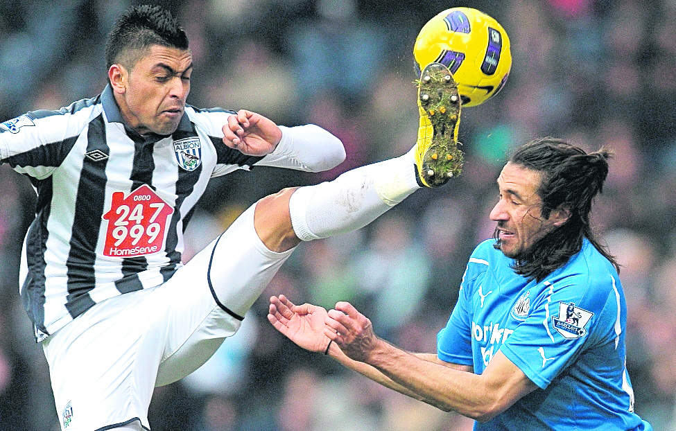 Jonás Gutiérrez, derecha, que ha ganado la demanda por discriminación contra el Newcastle en un tribunal de Birmingham, considera que con esta sentencia han ganado los que sufren por discriminación. (Foto Prensa Libre: Hemeroteca PL)