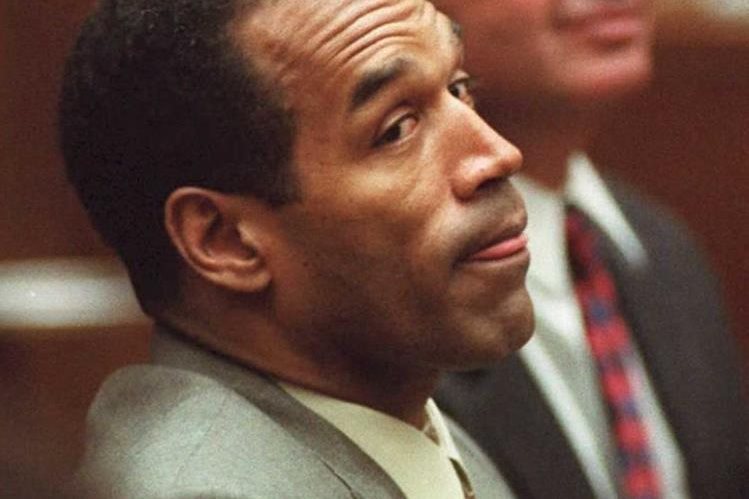 O. J. Simpson en una imagen de 1995 mientras escucha la acusación en su contra en Los Ángeles. (Foto Prensa Libre: AFP).