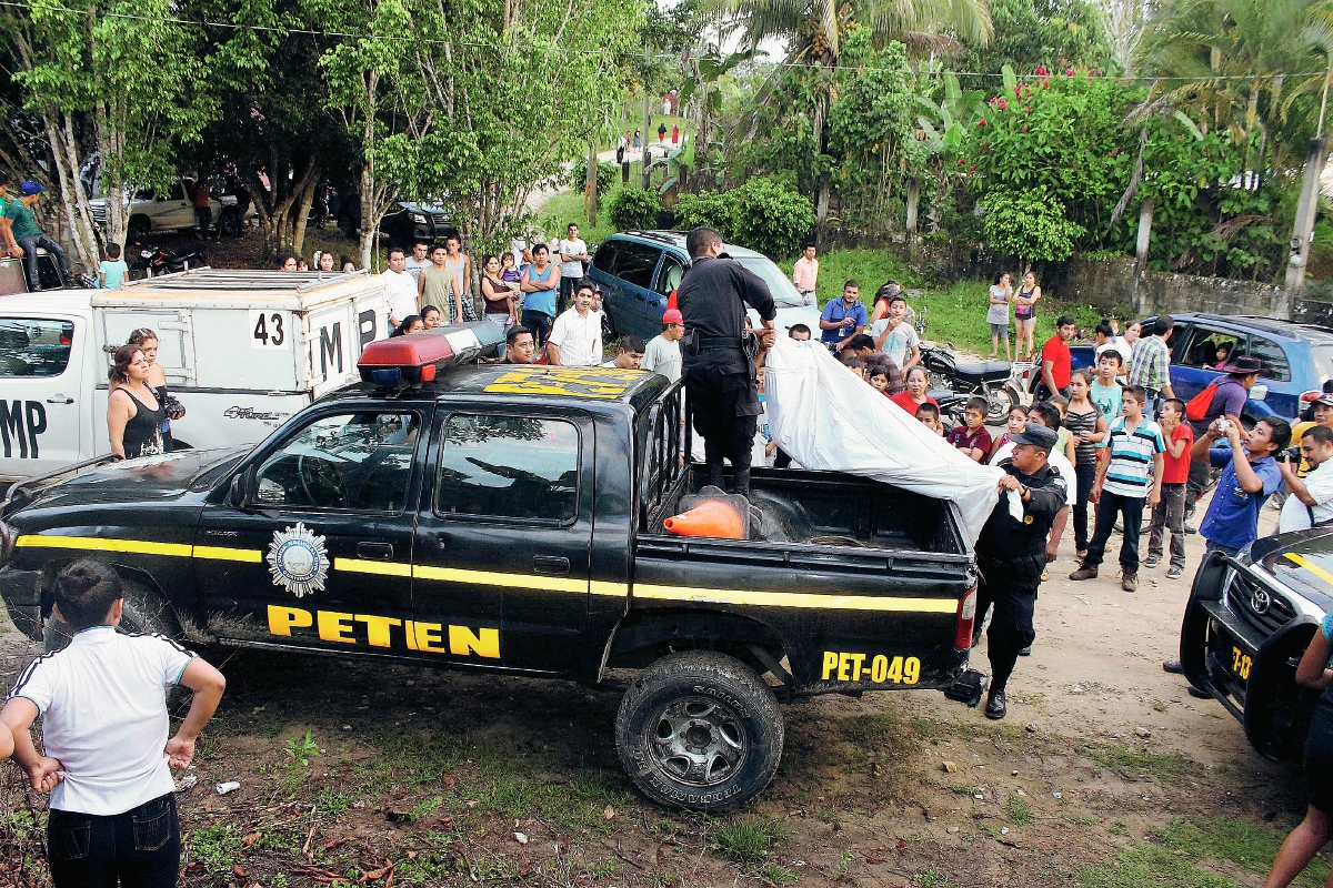 Agentes de la PNC retiran el cuerpo de un joven que murió ahogado en el río Machaquilá, en Poptún Petén. (Foto Prensa Libre: Walfredo Obando)