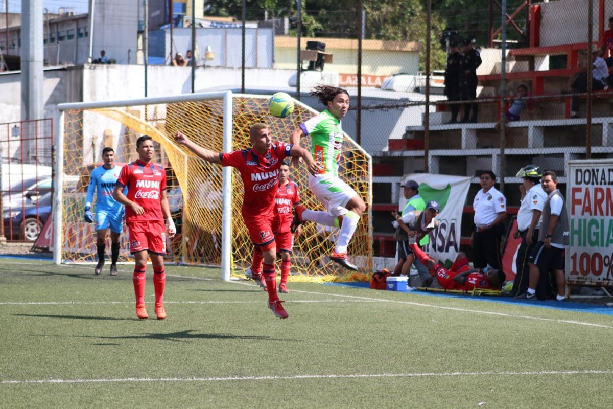 Herrera intenta cabecear frente a Lezcano en el área de los toros. (Foto Prensa Libre: Raúl Juárez)