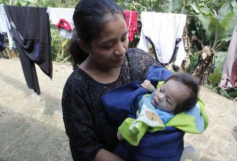 María Maas y su hijo Brayan Yat Mass.