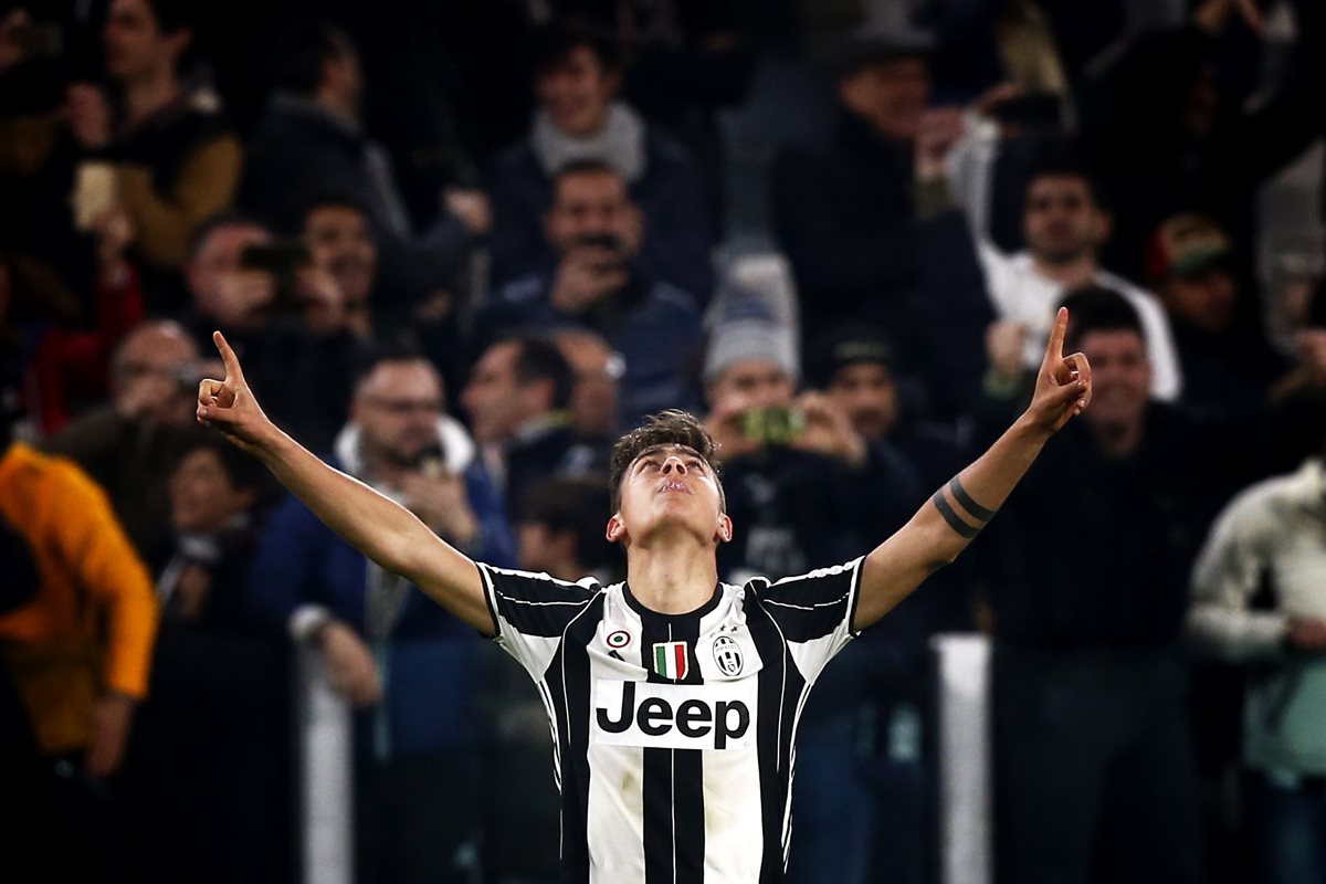 El argentino Paulo Dybala festeja después de anotarle al AC Milan. (Foto Prensa Libre: AFP)