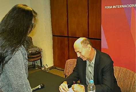 david unger firma autógrafos en la Feria del Libro de Guadalajara celebrada el año pasado.