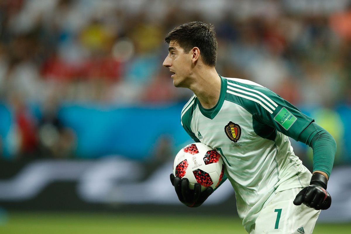 Courtois aún tiene dudas respecto a su futuro con el Chelsea y podría jugar en el Real Madrid. (Foto Prensa Libre: AFP)