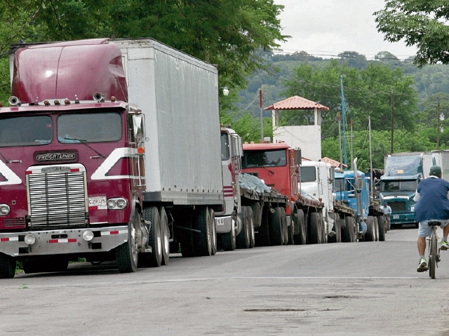 Largas filas de camiones aún no pueden pasar las fronteras con El Salvador. (Foto Prensa Libre: Hemeroteca)