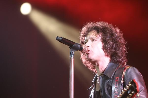 Enrique Bunbury agradeció el apoyo de todos sus seguidores en Guatemala. (Foto Prensa Libre: Keneth Cruz)<br _mce_bogus="1"/>