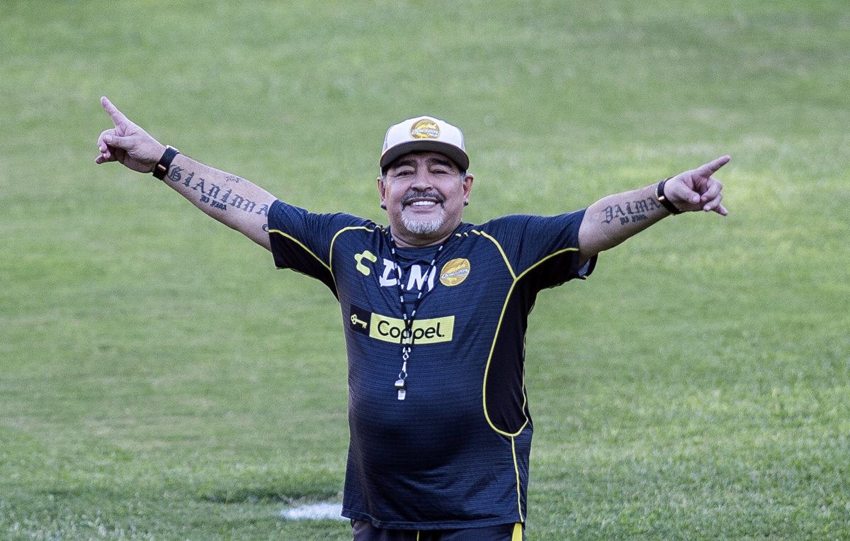 “Tienes finta de maleta, no como cuando jugabas”, dice el corrido dedicado a Maradona. (Foto Prensa Libre: AFP)