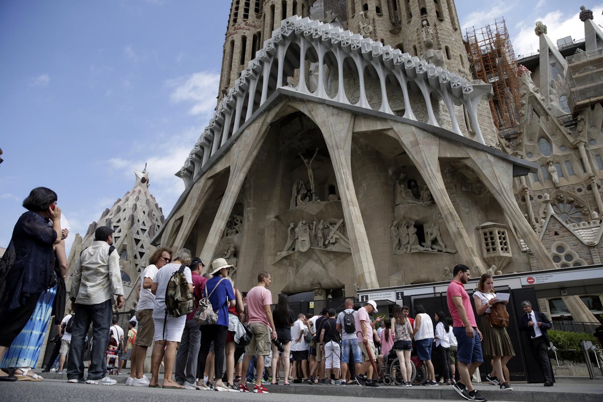 El Ayuntamiento de la ciudad costera española otorgó la licencia a un comité encargado de finalizar la construcción de la Iglesia Católica. Templo por US$5,2 millones. (Foto Prensa Libre: AFP)