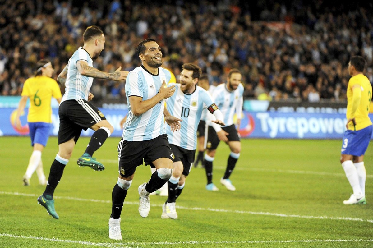 El jugador de la selección Argentina de futbol, Gabriel Mercado (centro), celebra el único gol de la albiceleste contra Brasil. (Foto Prensa Libre: EFE)