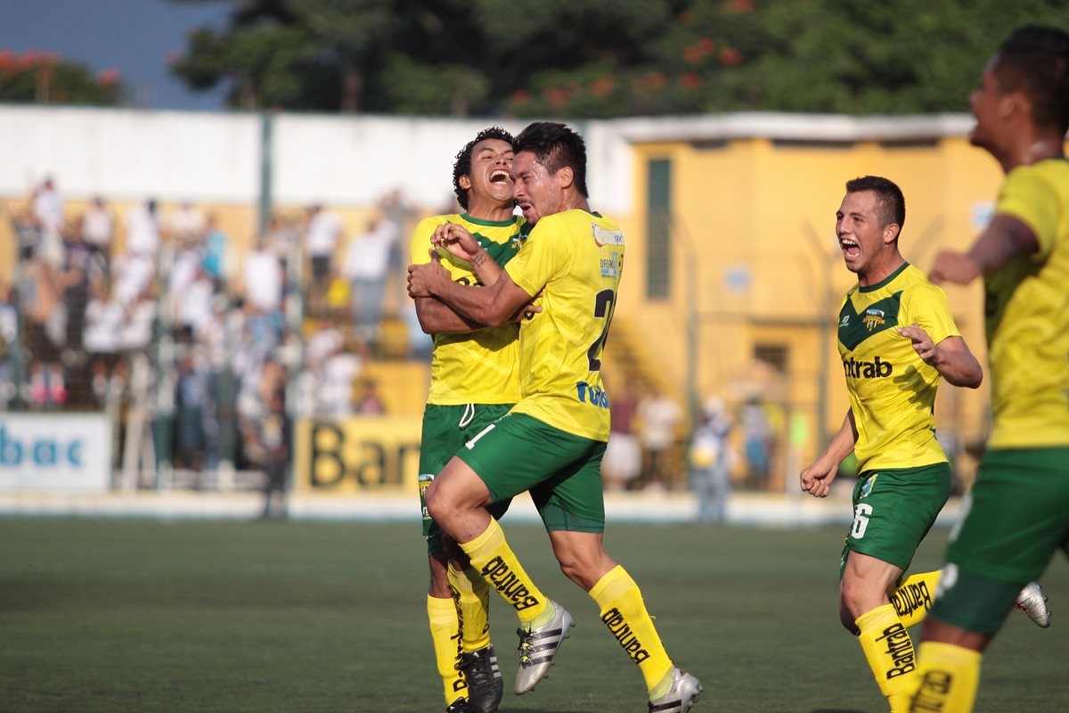 Así festejaron los jugadores de Petapa. (Foto Prensa Libre: Jesús Cuque)