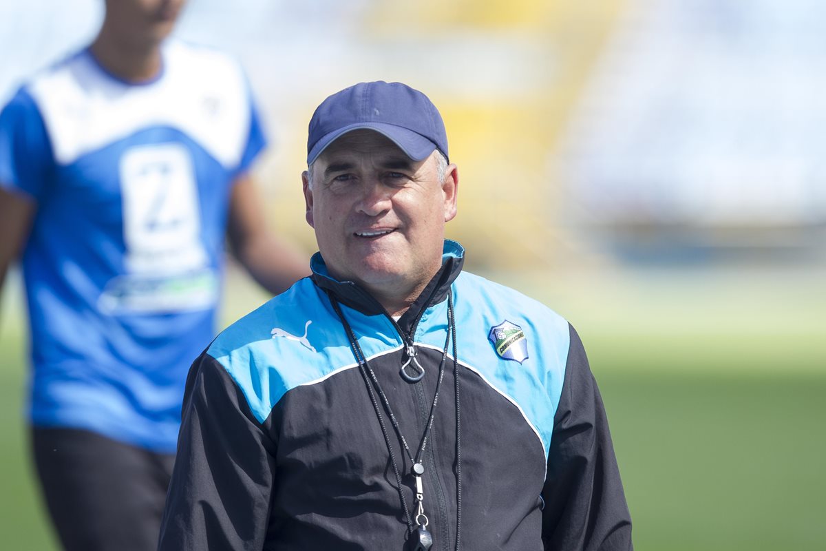 El técnico uruguayo Willy Coito Olivera dirigió este viernes su primer entrenamiento con Comunicaciones. (Foto Prensa Libre: Norvin Mendoza).