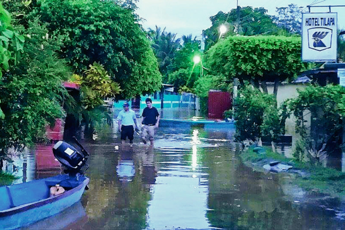 Familias afectadas  del caserío Almendrales, en La Blanca, San Marcos, son trasladadas a un albergue ubicado en  la escuela, debido a que se desbordó el río El Naranjo por la fuerte lluvia. (Foto Prensa Libre: CBM-DEPTAL)