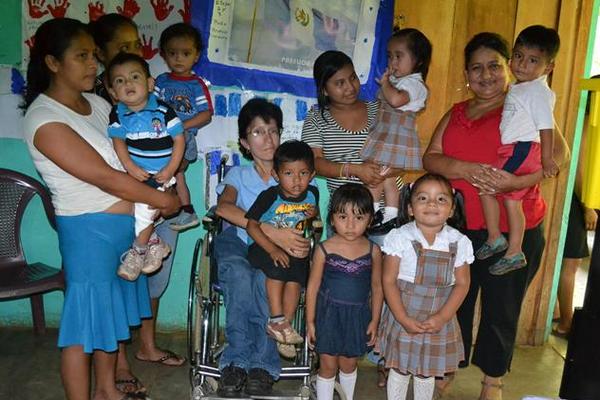 Alis Barrera, junto a varios de sus alumnos y madres de familia,  en el  PAIN. (Foto Prensa Libre: Édgar Girón)