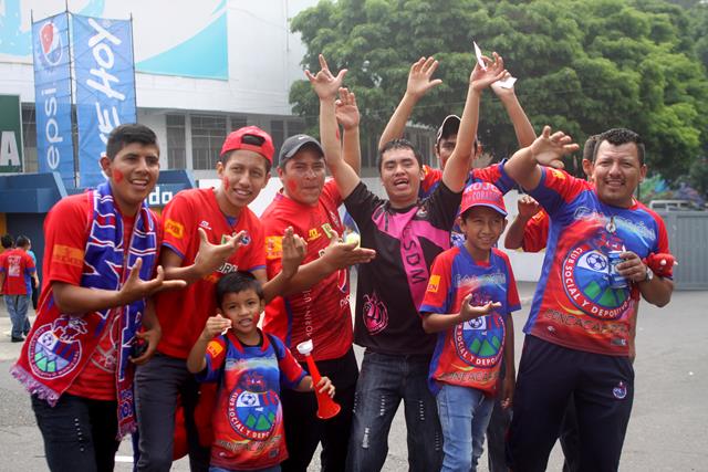 La afición escarlata apoyó a su equipo en el partido del domingo contra Comunicaciones. (Foto Prensa Libre: Jesús Cuque)