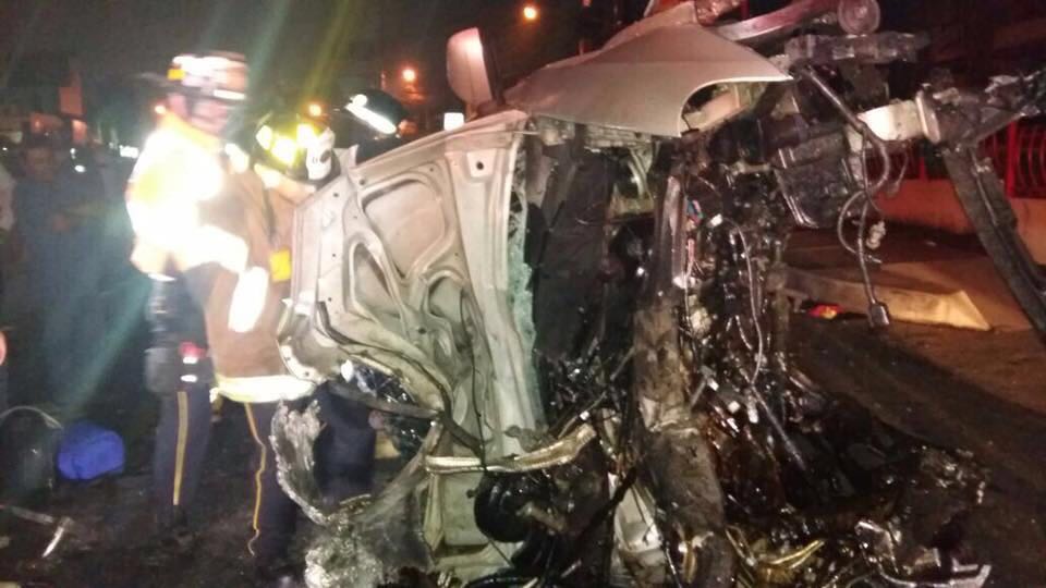 Bomberos Voluntarios rescatan a dos jóvenes la madrugada del domingo. (Foto Prensa Libre: Javier Andrés Puente)