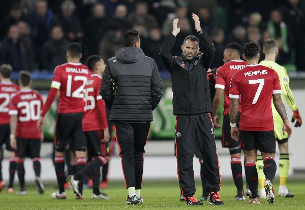 Ryan Giggs, asistente técnico del Manchester United, agradece a la afición que los acompañó durante la fase de grupos. (Foto Prensa Libre: AP)