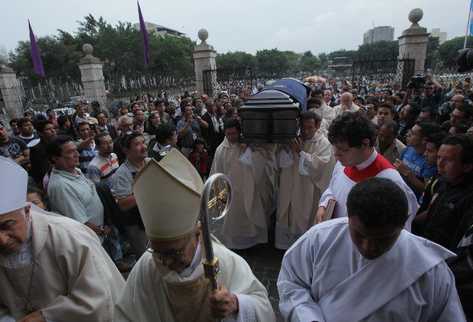 Cientos de personas  acompañan el ingreso del cuerpo del cardenal Rodolfo Quezada en la Catedral Metropolitana, donde será velado hasta el  jueves.