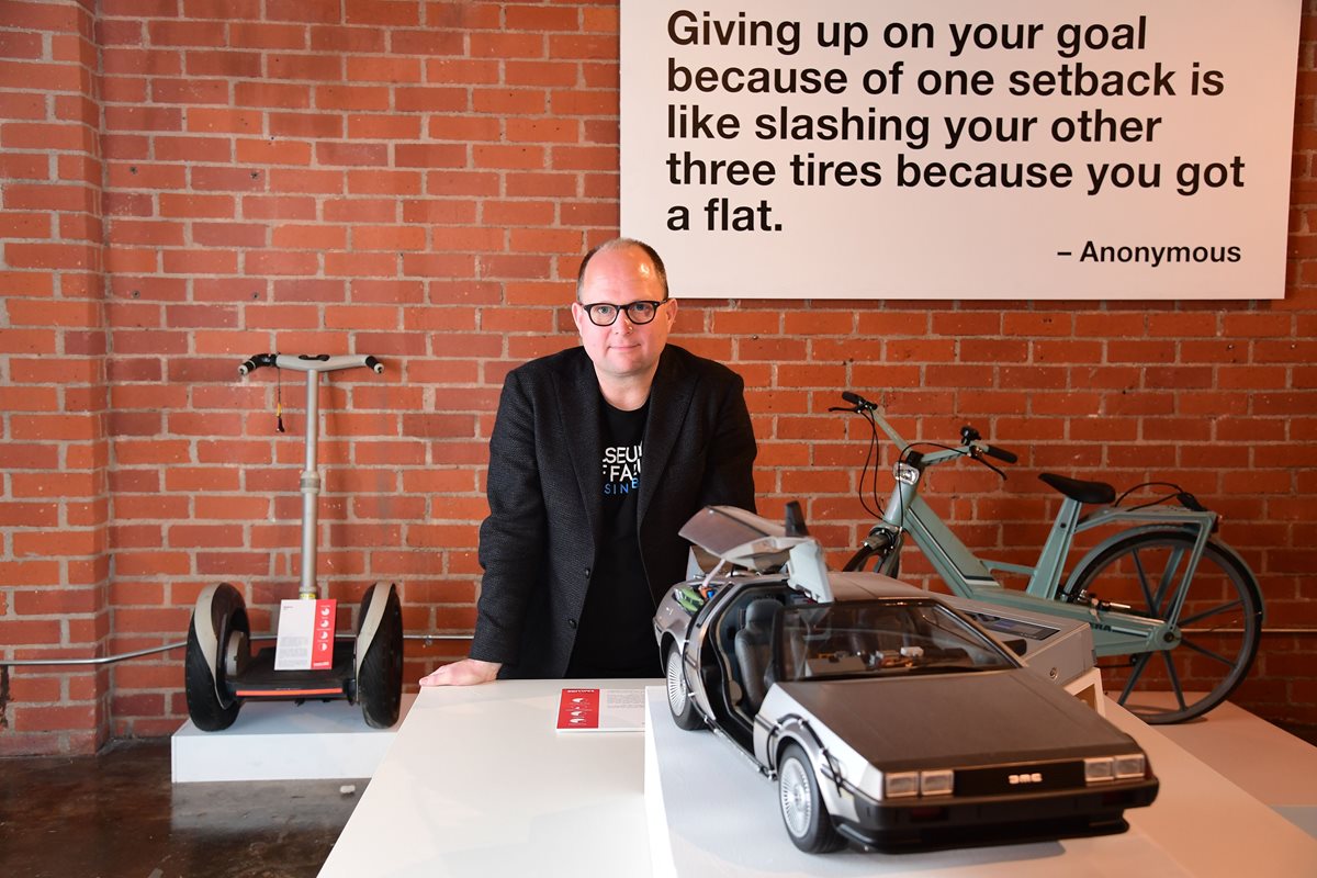 Samuel West, encargado del Museo del Fracaso, posa junto a unas bicicletas de plástico. (Foto Prensa Libre: AFP)