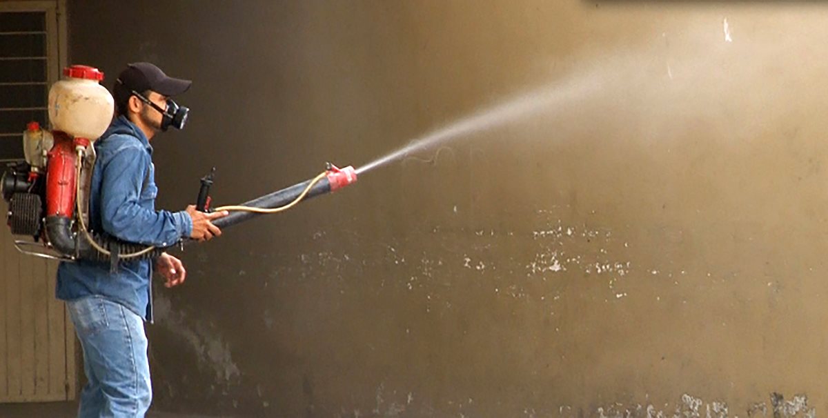 Un trabajador de Salud fumiga en Ciudad de México. (Foto Prensa Libre: EFE).