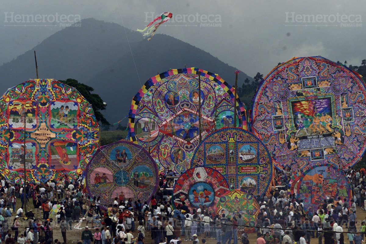 Barriletes gigantes de Sumpango Sacatepéquez. (Foto: Hemeroteca PL)