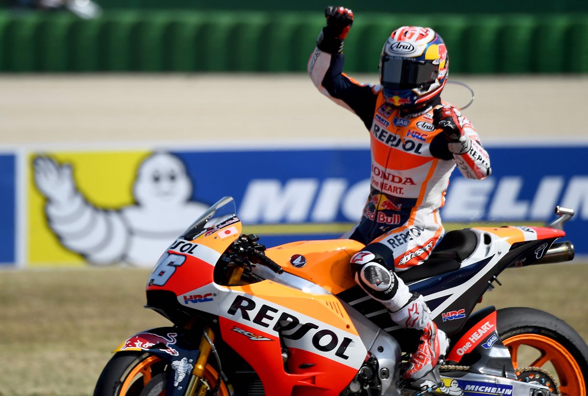 Dani Pedrosa celebra el triunfo al imponerse en el GP de San Marino. (Foto Prensa Libre: AFP)