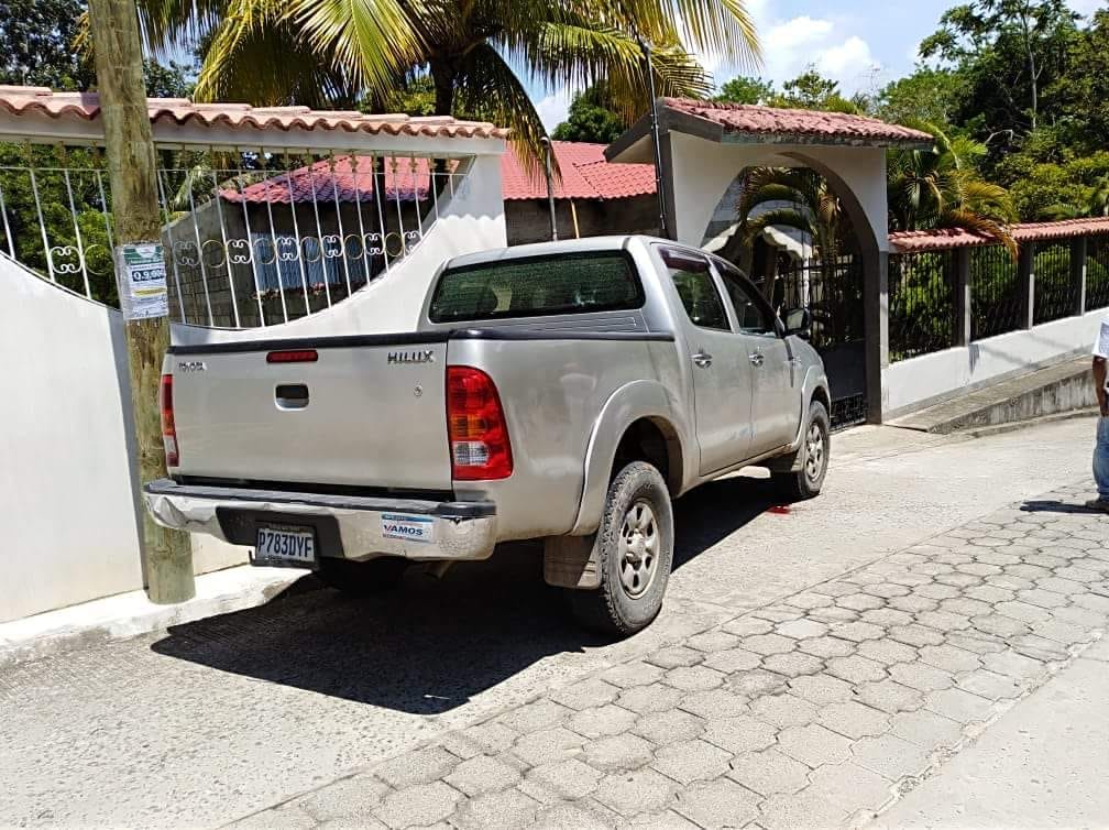 Luis Alberto García Lemus y su hija Escarlet García murieron en el interior del picop, debido a múltiples heridas de bala. (Foto Prensa Libre: Dony Stewart)