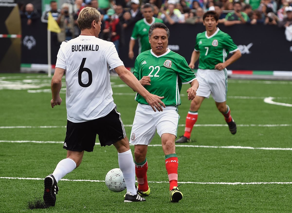 Manuel Negrete disputa el balón frente al alemán Guido Buchwald, durante un partido amistoso en el 31 aniversario del juego entre México y Alemania en el mundial de 1986. (Foto Prensa Libre: AFP)