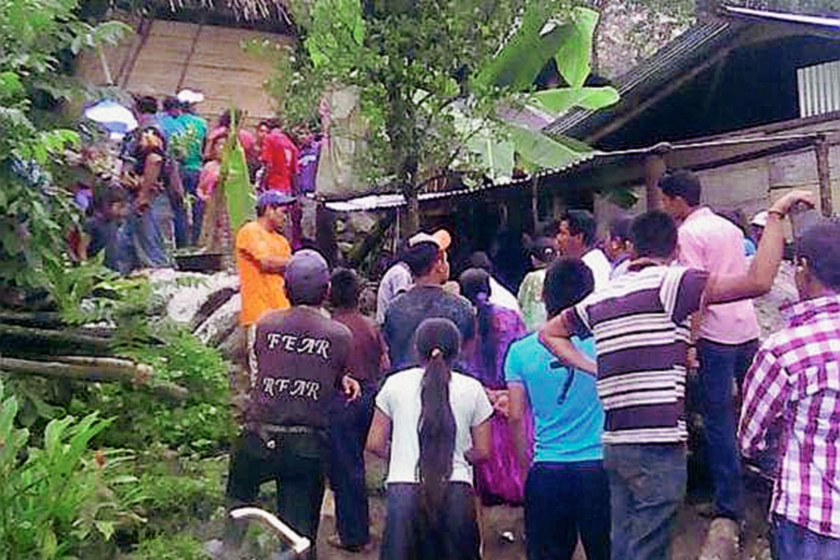 Vecinos del barrio San Pedro, Raxruhá, Alta Verapaz, observan vivienda destruidas por gigantesca roca. (Foto Prensa Libre: Eduardo Sam)