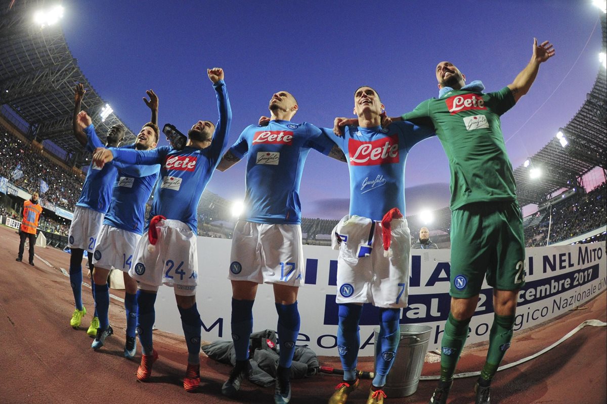 Marek Hamsik celebra con sus compañeros el triunfo del Nápoli. (Foto Prensa Libre: EFE)