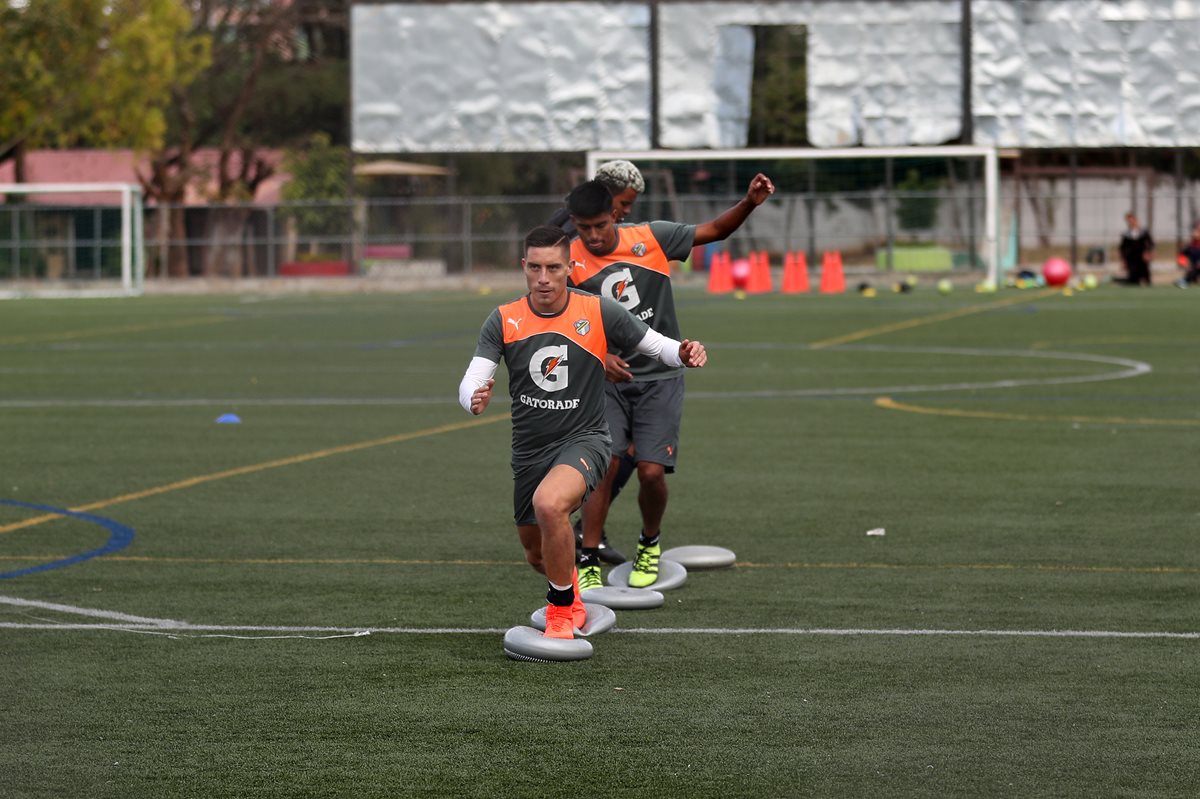 Elías Enoc Vásquez, Moisés Hernández y Édgar Chinchilla durante el entrenamiento de Comunicaciones en la cancha alterna del Cementos Progreso. (Foto Prensa Libre: Gloria Cabrera)