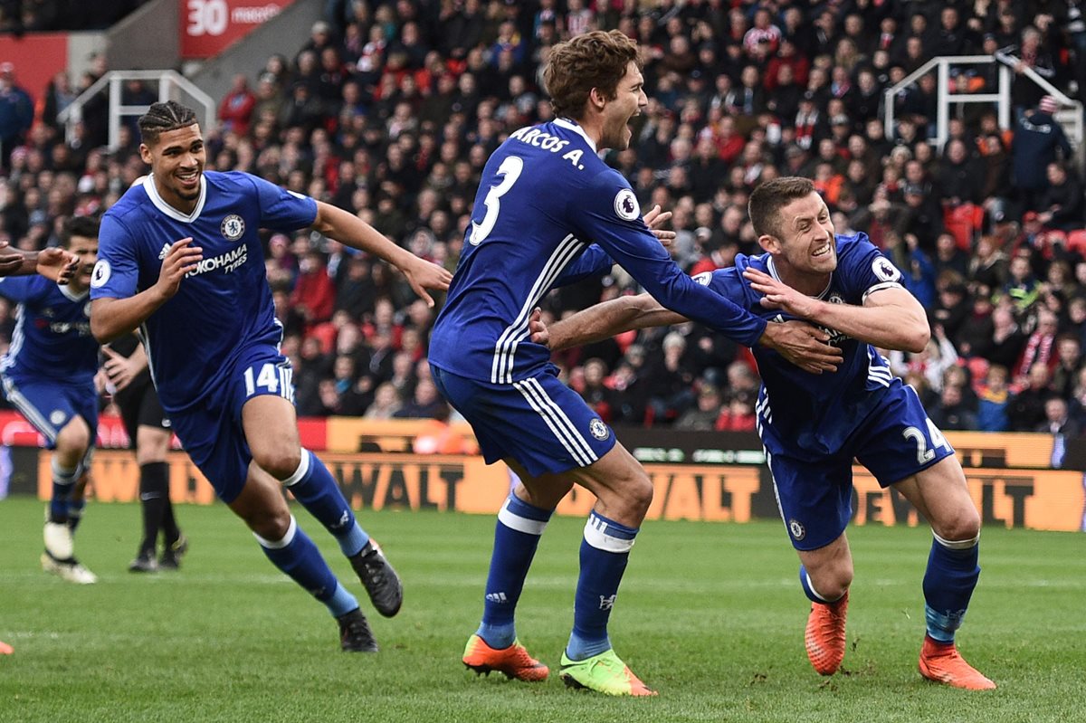 Gary Cahill celebra con el defensor español Marcos Alonso luego de anotar. (Foto Prensa Libre: AFP)