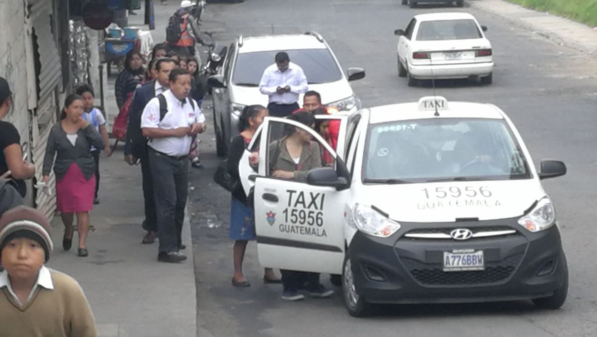 Varios taxis prestaron el servicio colectivo cobrando Q 10 por persona sólo hasta el Trébol.