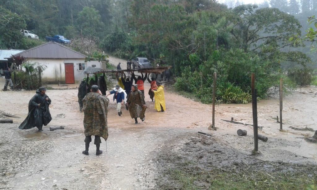 Lluvias ocasionaron derrumbes y socavamientos en San Mateo Ixtatán, Huehuetenango. (Foto Prensa Libre: Mike Castillo)