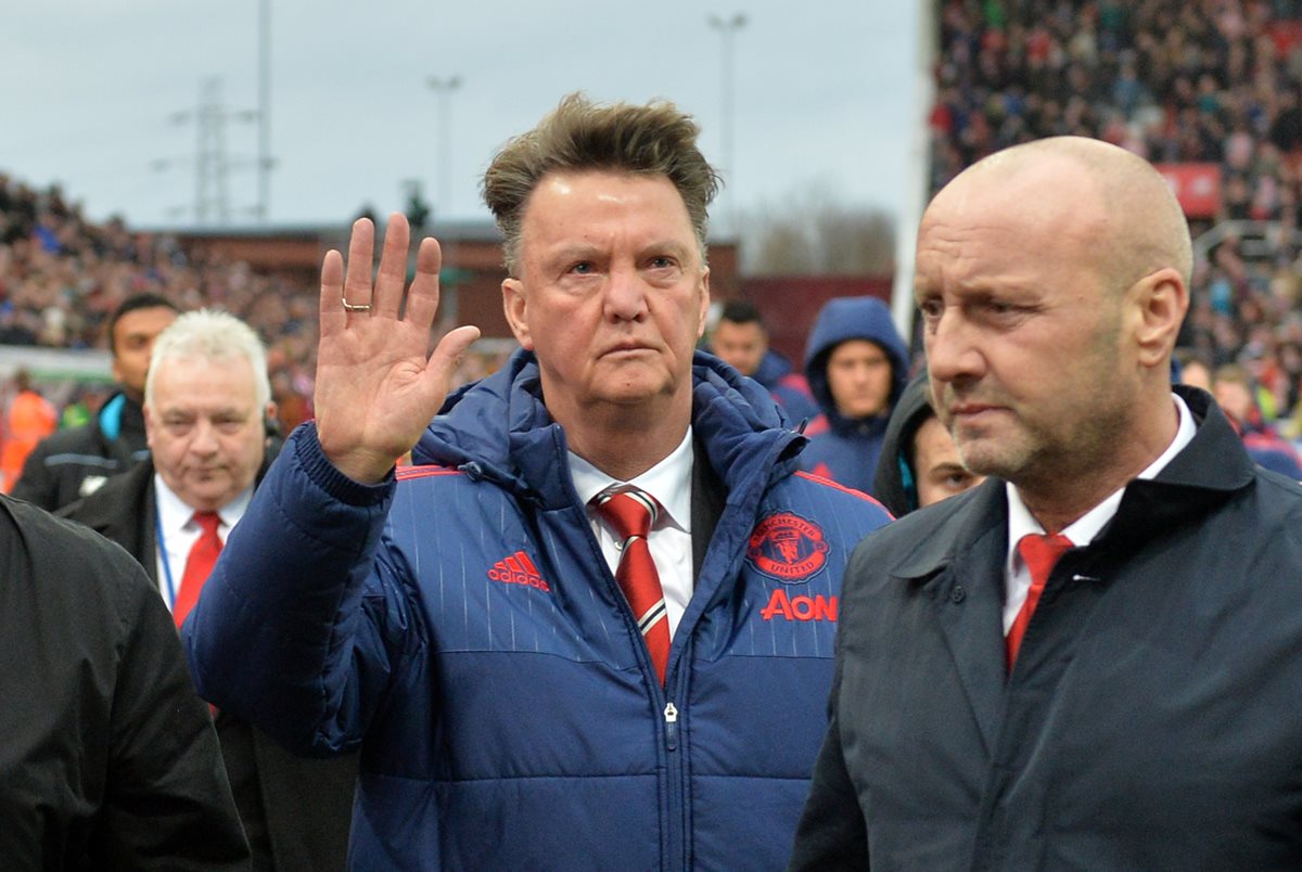 Louis Van Gaal estaría próximo a dejar el banquillo del Manchester United. (Foto Prensa Libre: AFP).