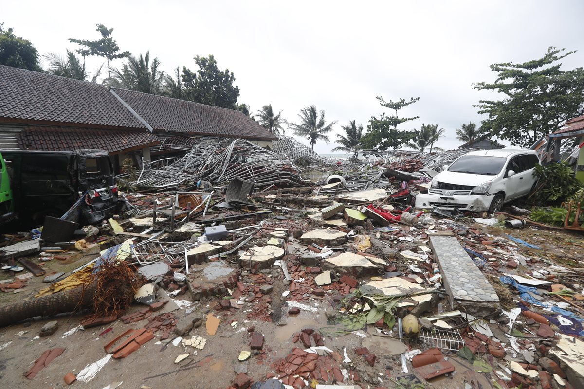 Cientos de edificios resultaron dañados por la ola, que golpeó playas del sur de la isla de Sumatra y del extremo occidental de Java.