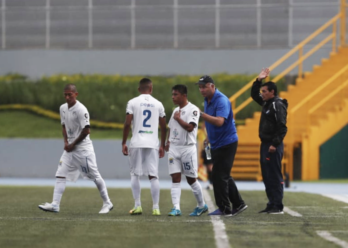 Iván Sopegno consiguió la victoria con Cremas B en el partido de ida de la serie contra Comunicaciones. (Foto Prensa Libre: Francisco Sánchez)