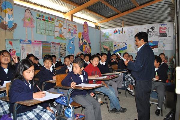 Maestro de la Escuela José Ramón Gramajo, de San Pedro Sacatepéquez, imparte clases. (Foto Prensa Libre: Hemeroteca PL)