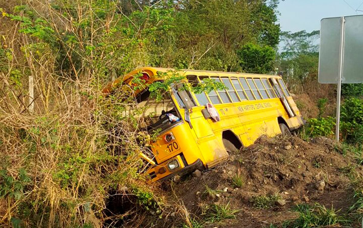 Bus accidentado en el km 80 de la Autopista a Puerto Quetzal, Escuintla. (Foto Prensa Libre: Enrique Paredes).