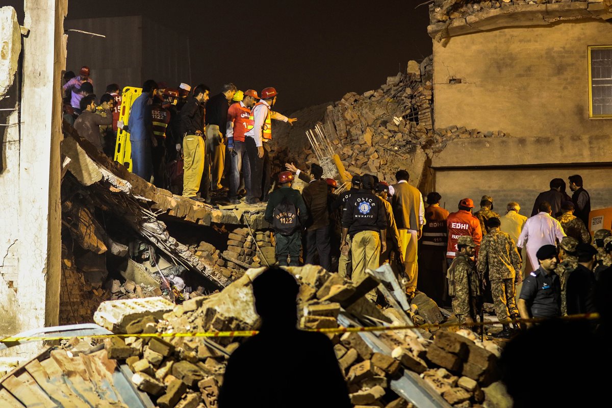 Rescatistas trabajan en el lugar donde ocurrió la tragedia. (Foto Prensa Libre: EFE).