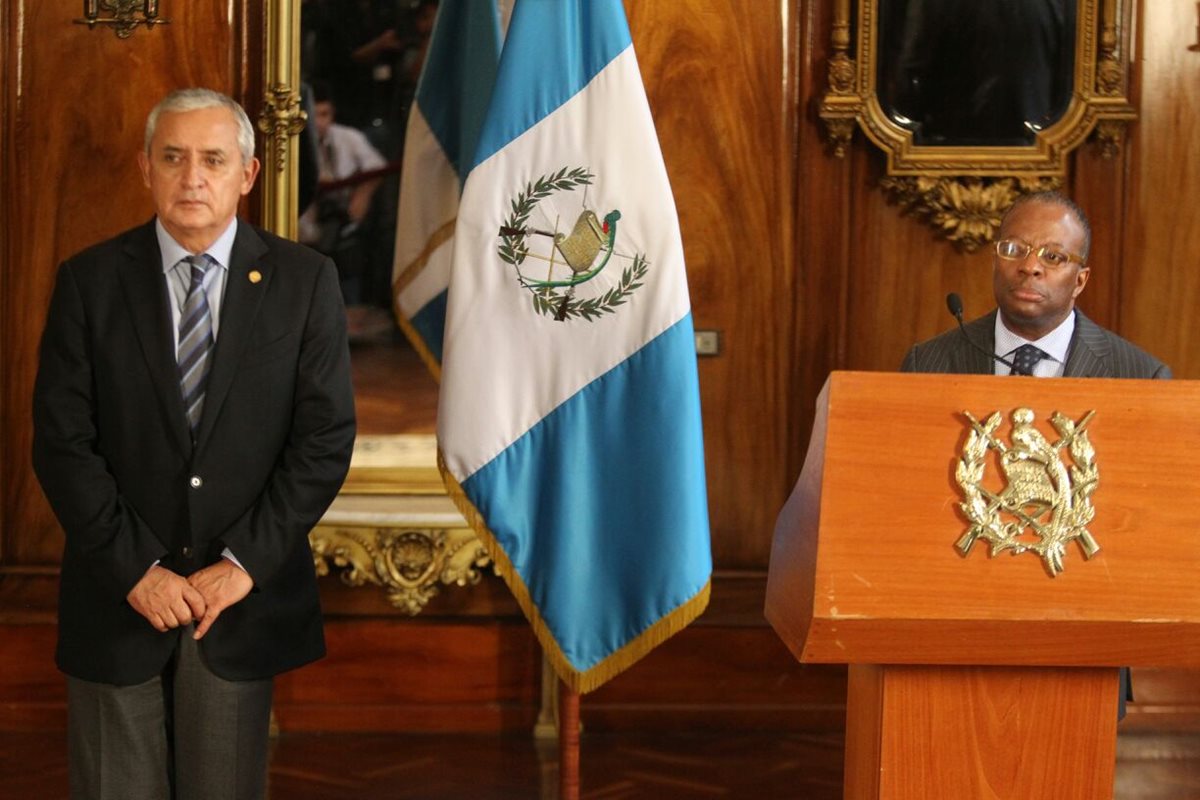 Otto Pérez anunció que EE. UU. pasará pruebas de polígrafo a los funcionarios de la SAT para determinar su confiabilidad. (Foto Prensa Libre: Geovanni Contreras)