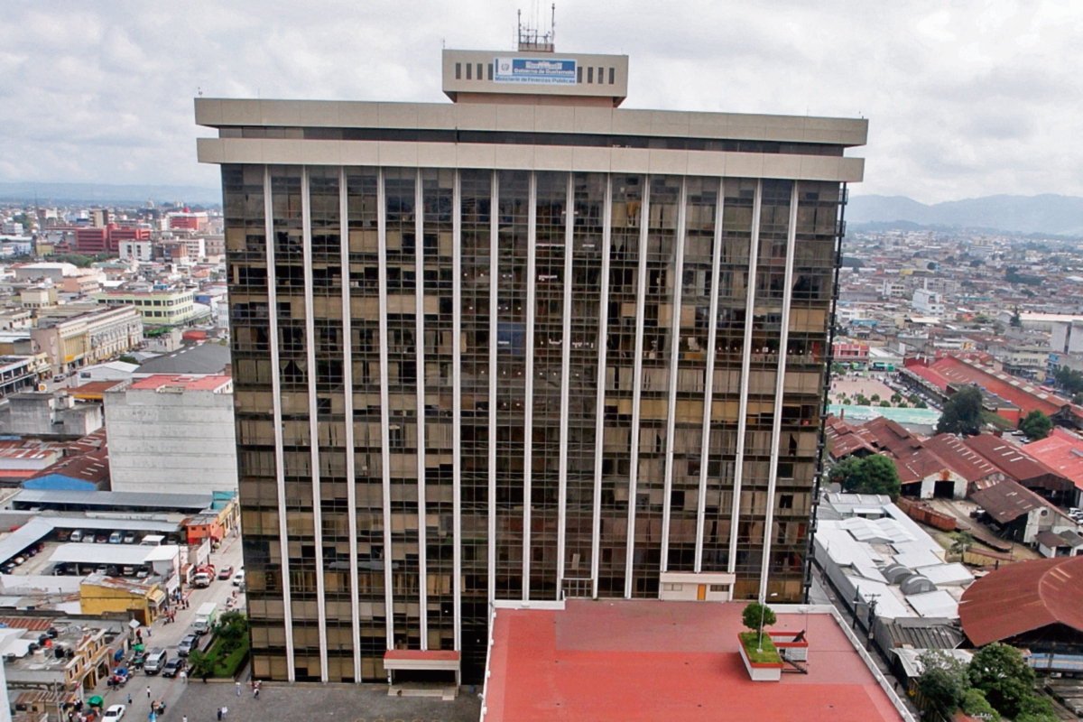 El Ministerio de Finanzas llevaría a cabo, en los siguientes días, el proceso de venta de bonos del Tesoro para captar fondos. (Foto Prensa Libre: Paulo Raquec)