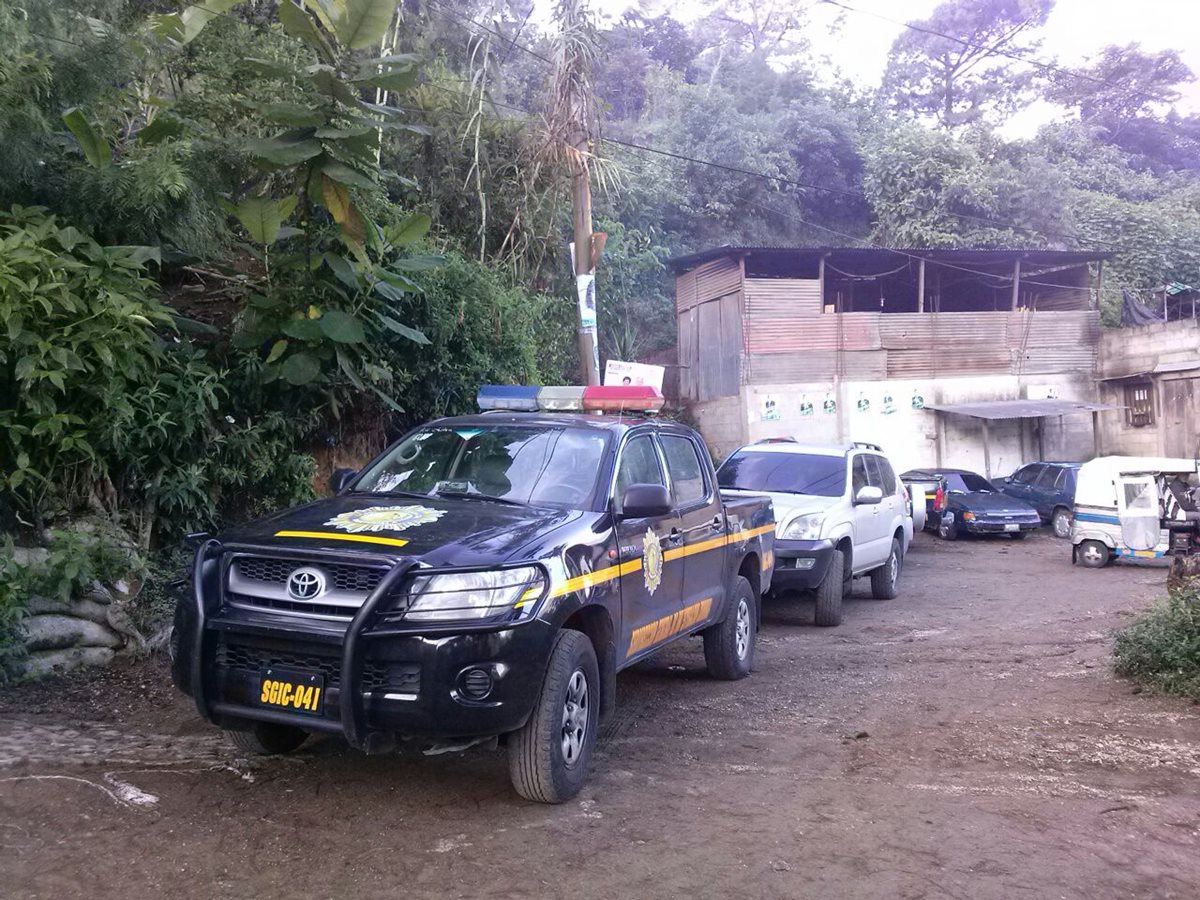 Agentes de la PNC y peritos del MP rodean una de las viviendas allanadas en varios puntos del país. (Foto Prensa Libre: MP)